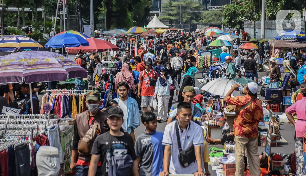 Pedagang kaki lima (PKL) berjualan di kawasan Jalan Sumenep, Jakarta, Minggu (17/11/2019). Setelah adanya larangan berjualan saat car free day (CFD) di kawasan Bundaran Hotel Indonesia, para PKL kini menjajakan dagangannya di Jalan Sumenep dan Jalan Pamekasan. (Liputan6.com/Faizal Fanani)