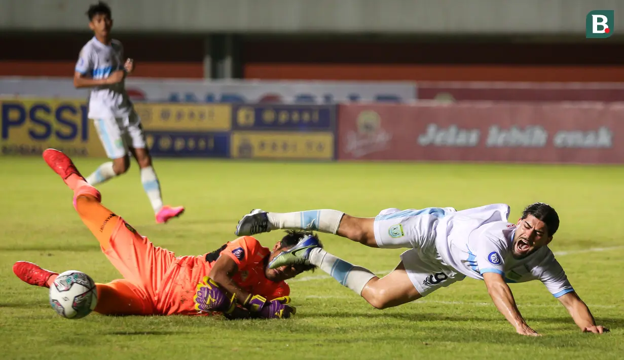 Pemain Persela Lamongan, Jabar Sharza (kanan) berebut bola dengan kiper Persebaya Surabaya, Andhika Ramadhani dalam laga pekan ke-8 BRI Liga 1 2021/2022 di Stadion Maguwoharjo, Sleman, Kamis (21/10/2021). (Bola.com/Bagaskara Lazuardi)