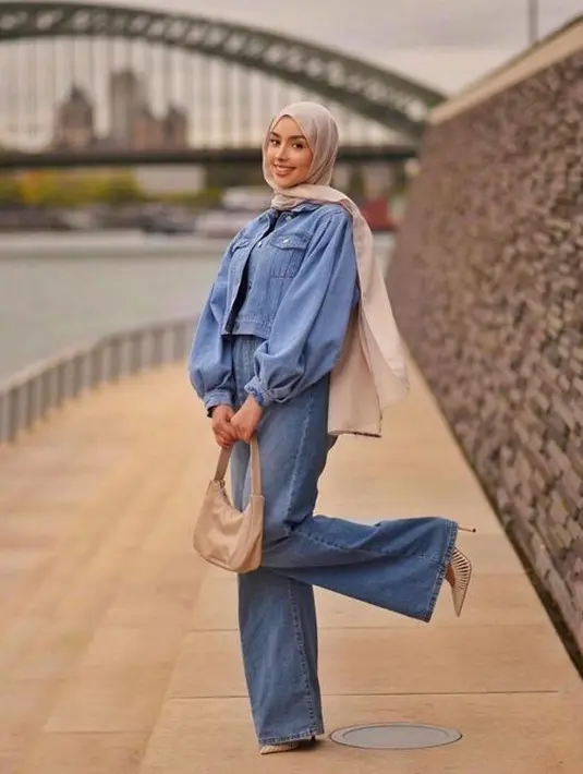 Adapun tampilan serba denim akan semakin emnawan dengan sentuhan hijab netral yang sempurna. Paduan ini menjadi sebuah opsi untuk tampil elegan dengan jaket denim.