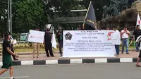 Sejumlah warga menggalang dana dalam Car Free Day (CFD) di Patung Kuda Thamrin, untuk menolak reklamasi Jakarta. (Liputan6.com/Anendya Niervana)