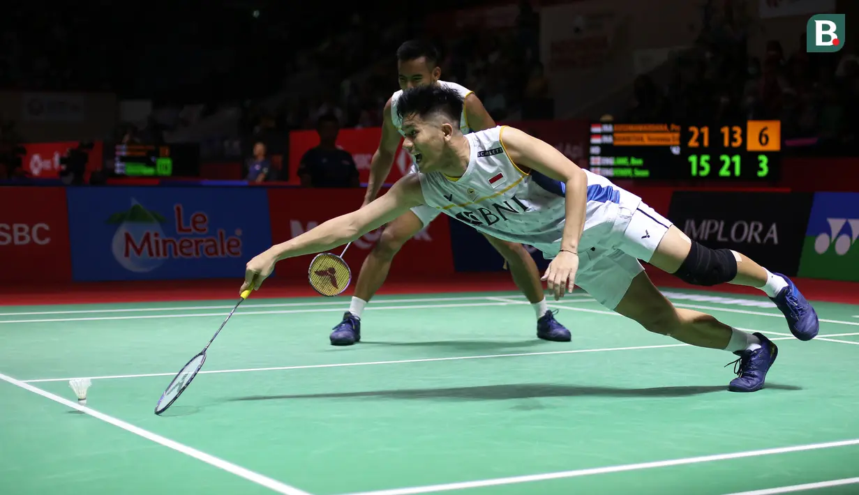 <p>Ganda putra Indonesia, Pramudya Kusumawardana/Yeremia Erich Yoche Yacob Rambitan saat menghadapi ganda putra Inggris, Ben Lane/Sean Vendy pada laga babak 32 besar Kejuaraan bulu tangkis Indonesia Open 2023 di Istora Senayan, Jakarta, Rabu (14/6/2023). Pramudya Kusumawardana/Yeremia Erich Yoche Yacob Rambitan menang rubber game 21-15, 13-21 dan 21-14 . (Bola.com/Bagaskara Lazuardi)</p>
