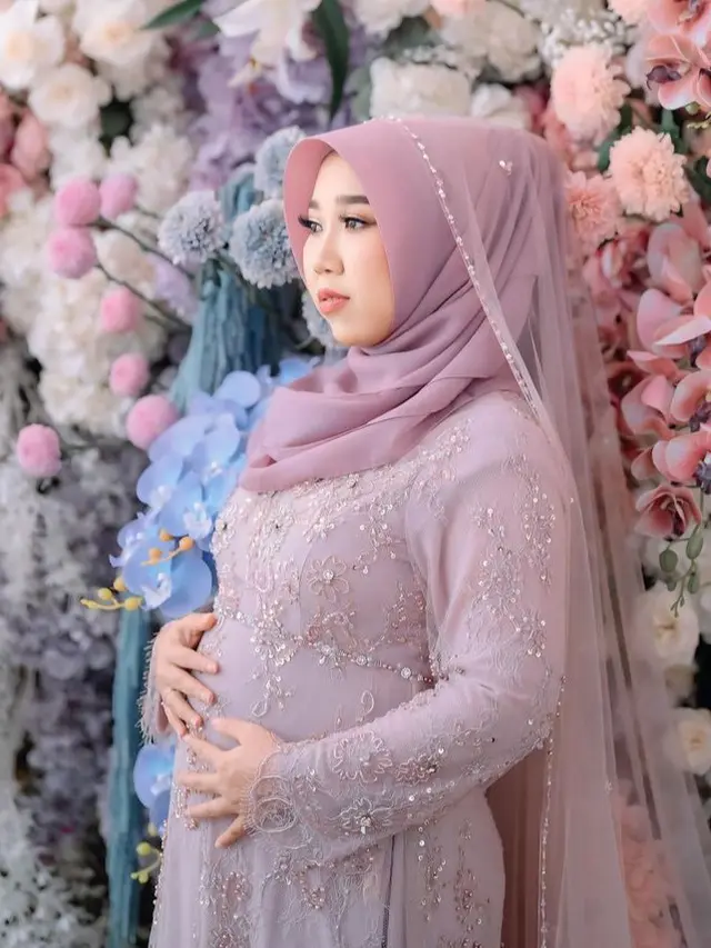 Kiky Saputri saat tasyakuran empat bulanan kehamilan. [@windrafotografi]