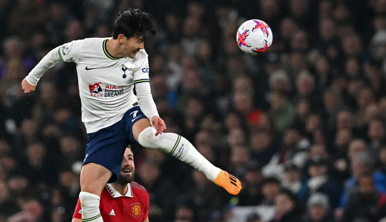 Pemain Tottenham Hotspur, Son Heung-min berusaha mencetak gol ke gawang Manchester United pada laga pekan ke-33 Liga Inggris 2022/2023 di Tottenham Hotspur Stadium, London, Jumat (28/04/2023) WIB. Laga berakhir dengan skor 2-2. (AFP/Glyn Kirk)
