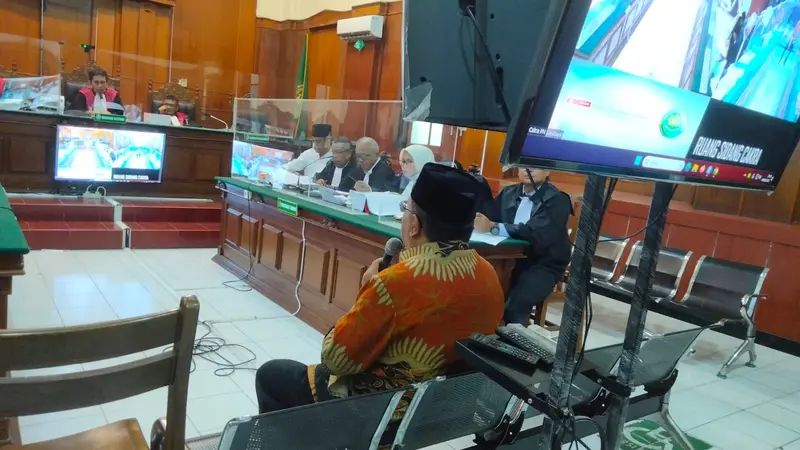 Wali Kota Blitar Santoso saat menjadi saksi terhadap terdakwa Samanhudi Anwar dalam sidang di Pengadilan Negeri (PN) Surabaya. (Istimewa)