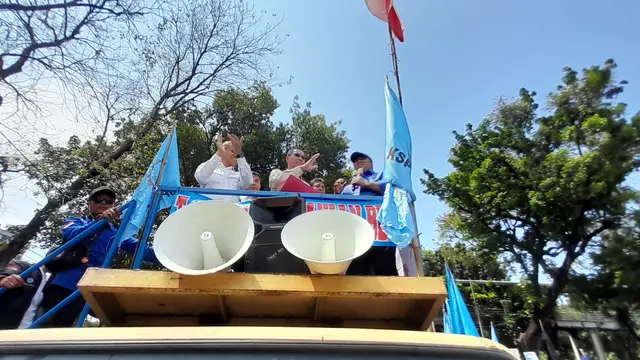 Kepala Sekretariat Presiden, Heru Budi Hartono menemui massa buruh.
