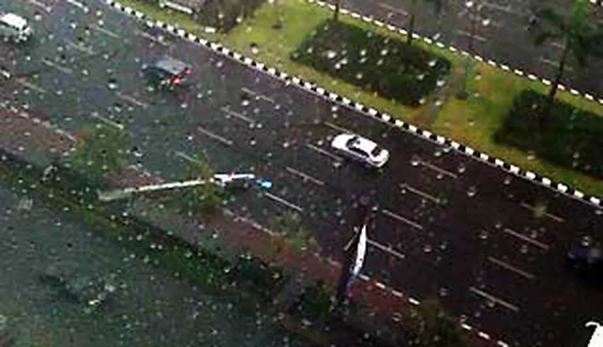Citizen6, Jakarta:Rabu (16/3), Angin yang begitu kencang disertai hujan deras melanda Senayan, bahkan kemudian turun hujan es sebesar bola golf telah merobohkan tiang listrik dikawasan Senayan(Pengirim:Spiderio)
