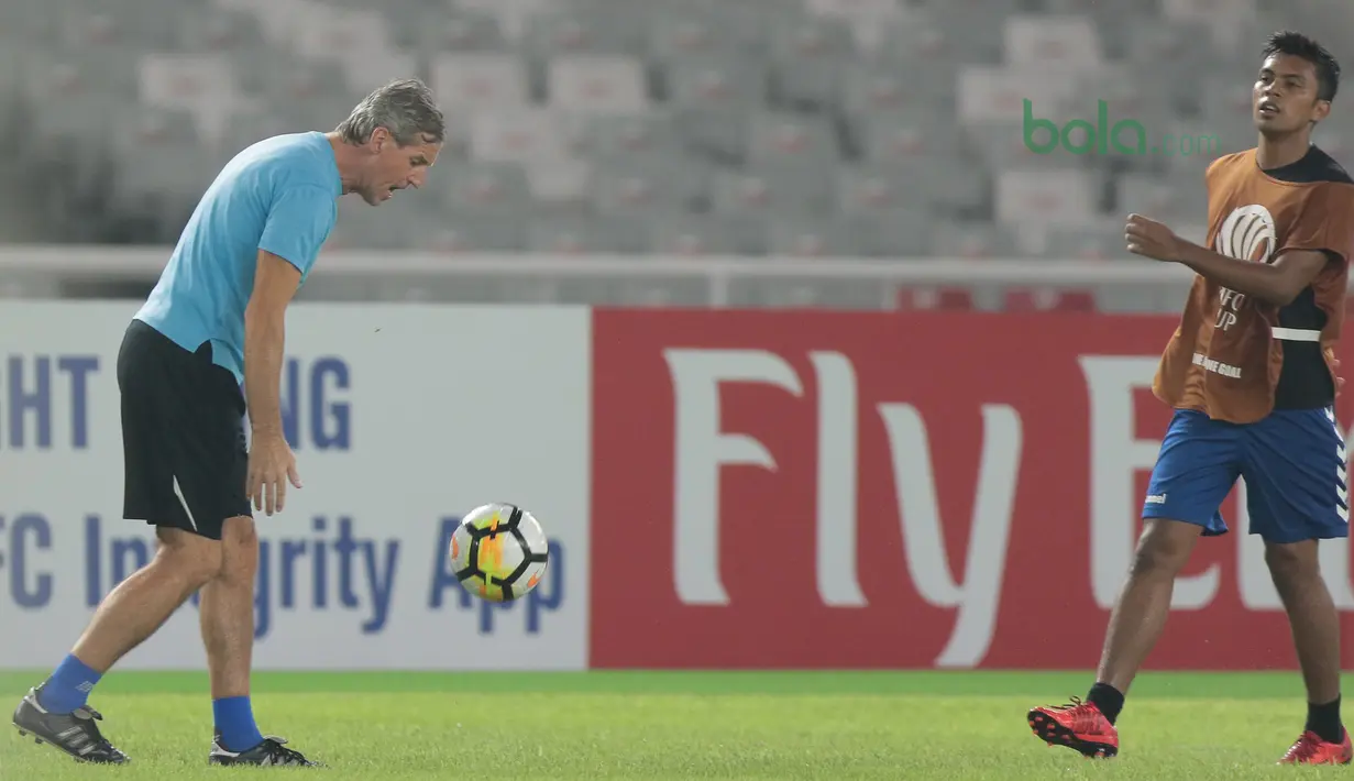 Pelatih Tampines Rovers, Juergen Raab (kiri) memimpin latihan jelang Piala AFC 2018 di Stadion Utama GBK, Senayan, Jakarta (27/2/2018). Tampines Rovers akan melawan Persija di Grup H. (Bola.com/Nick Hanoatubun)