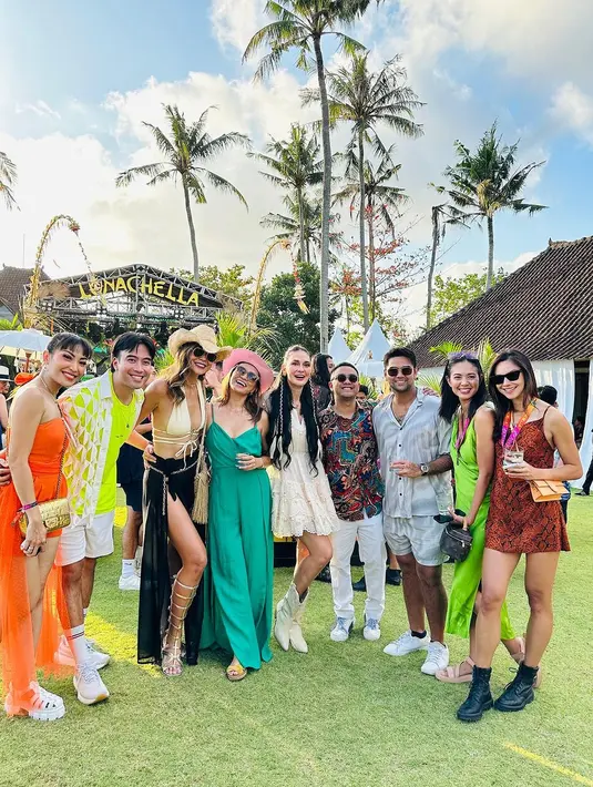 Banyak teman selebriti yang terbang ke Bali untuk hadir di pesta Lunachella. Artis yang hadir diantaranya, Ashanty, Ayu Dewi dan suami, Tya Ariestya, Paula Verhoeven, Melaney Ricardo, Vidi Aldiano, Edrick Chandra dan masih banyak lagi. [Instagram/mrsayudewi]