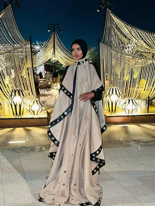Penampilan Halima di foto ini juga menarik perhatian. Pasalnya, outfitnya yang dikenakannya memiliki detail belt di bagian leher. [Foto: Instagram/halima]