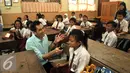 Mantan Abang Jakarta berdiskusi dengan murid saat Pendidikan Nasional 2016 di SDN 01 Pagi Tegal Parang, Jakarta, Senin (2/5). Kegiatan ini bertujuan untuk memberikan Inspirasi kepada siswa sebagai generasi penerus bangsa. (Liputan6.com/Gempur M Surya)