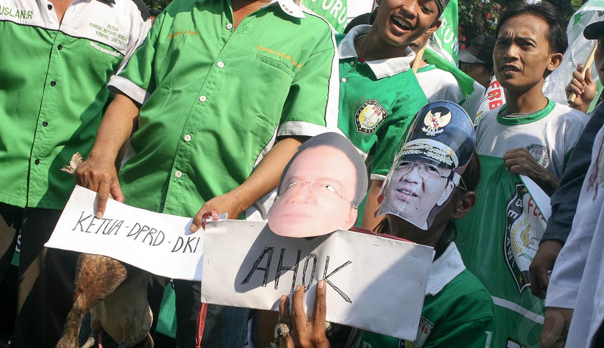 Massa FBB juga memakai topeng Wakil Gubernur Basuki Tjahaja Purnama (Ahok) saat unjuk rasa di depan Gedung DPRD, Jakarta, (26/9/14). (Liputan6.com/Faizal Fanani)