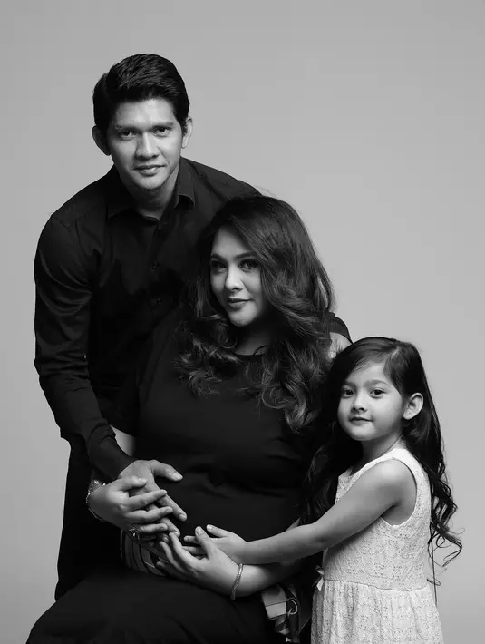 Audy Item dan Iko Uwais tidak menjalani maternity photoshoot berdua saja, namun mereka juga mengajak Atreya. Mereka terlihat kompak memegang perut Audy yang sudah terlihat besar. (Foto: instagram.com/audyitem)