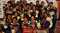 Tim putri Mutiara Cardinal menjuarai Djarum Superliga Badminton 2017 setelah menundukkan Berkat Abadi pada partai final di DBL Arena, Surabaya, Sabtu (25/2/2017). (Bola.com/Fahrizal Arnas)