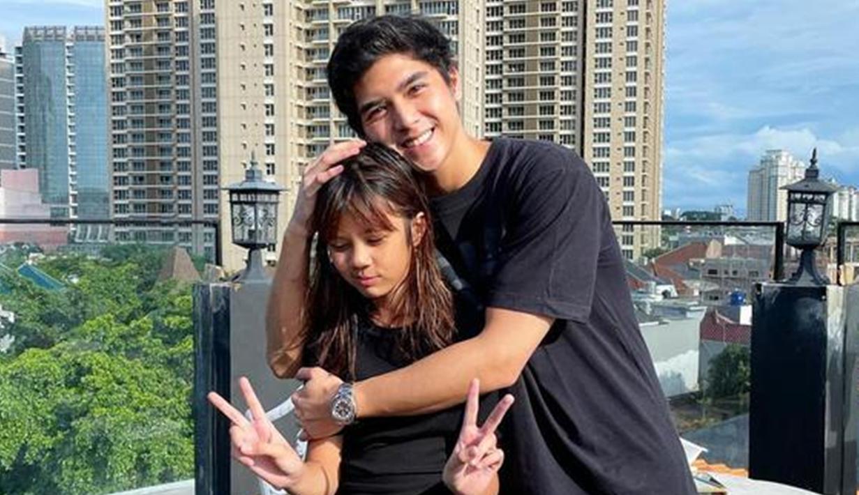 Tak hanya Dul, Al Ghazali nyatanya sangat sayang dengan Safeea. Momen kebersamaan Al yang memeluk Safeea ini banjir pujian. Al disebut sebagai sosok kakak yang mengayomi adiknya karena tak ragu untuk beri pelukan hangat. (Liputan6.com/IG/alghazali7)