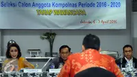 Sekretaris Pansel Kompolnas, Yenti Garnasih (kiri) mengajukan pertanyaan pada salah satu peserta seleksi Calon Anggota Kompolnas 2016-2020 di Jakarta, Rabu (6/4/2016). 24 peserta mengikuti sesi wawancara secara terbuka. (Liputan6.com/Helmi Fithriansyah)