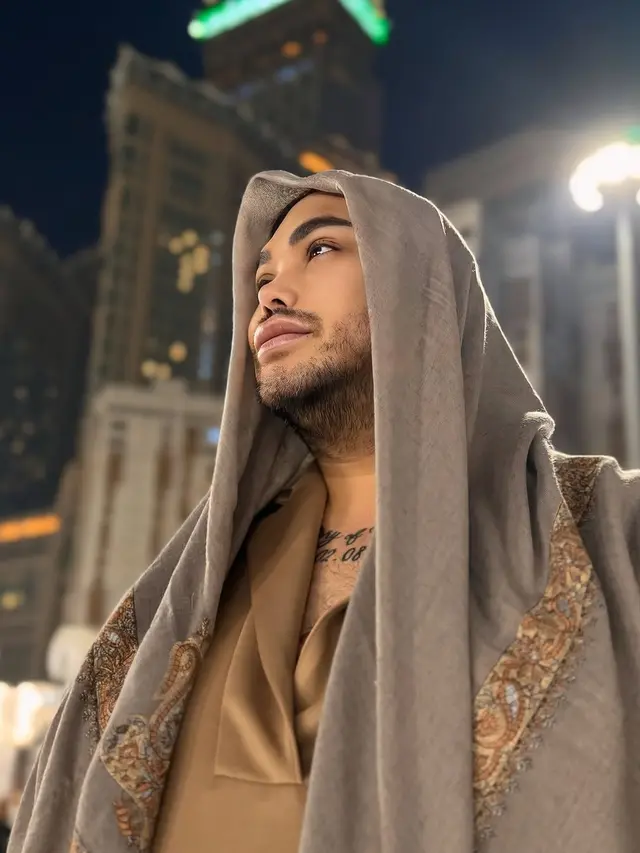 Ivan Gunawan Bagi Makanan di Masjidil Haram