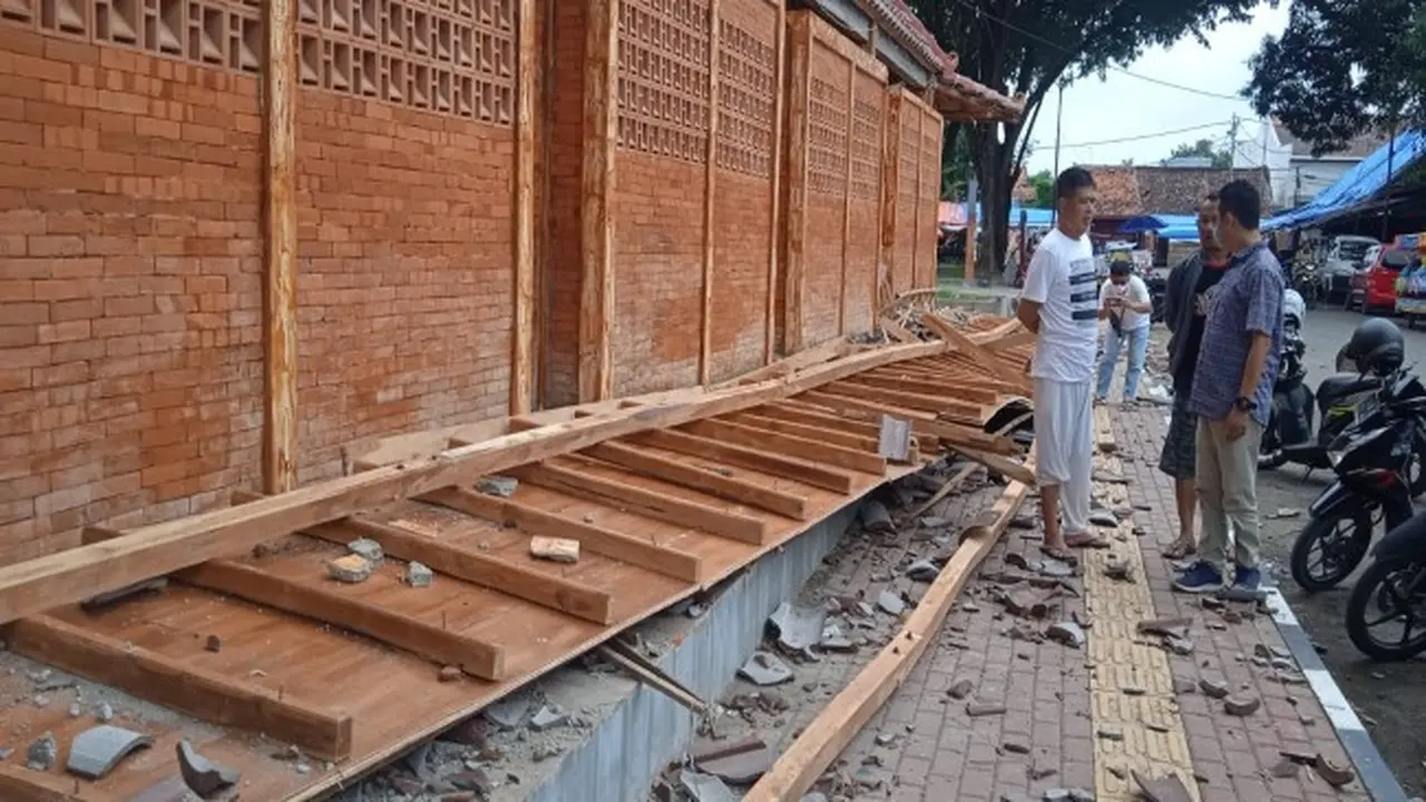 Baru Saja Diresmikan Ridwan Kamil,Bangunan Alun-Alun Sangkala Buana Ambruk