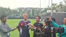 Pelatih Kamboja, Thomas Dooley berbicara kepada awak media di Lapangan A, Gelora Bung Karno, Jakarta, Rabu (30/9/2026). (Bola.com/Hery Kurniawan)