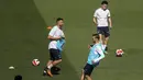 Pemain depan timnas Swiss Haris Seferovic (kiri) dan rekan satu timnya menghadiri sesi latihan di Stadion Jose Alvalade di Lisbon, Sabtu (4/6/2022). Portugal dan Swiss akan saling berhadapan pada matchday 2 Grup 2 UEFA Nations League A 2022/2023, Senin 6 Juni 2022 dini hari WIB di Estadio Jose Alvalade. (CARLOS COSTA / AFP)