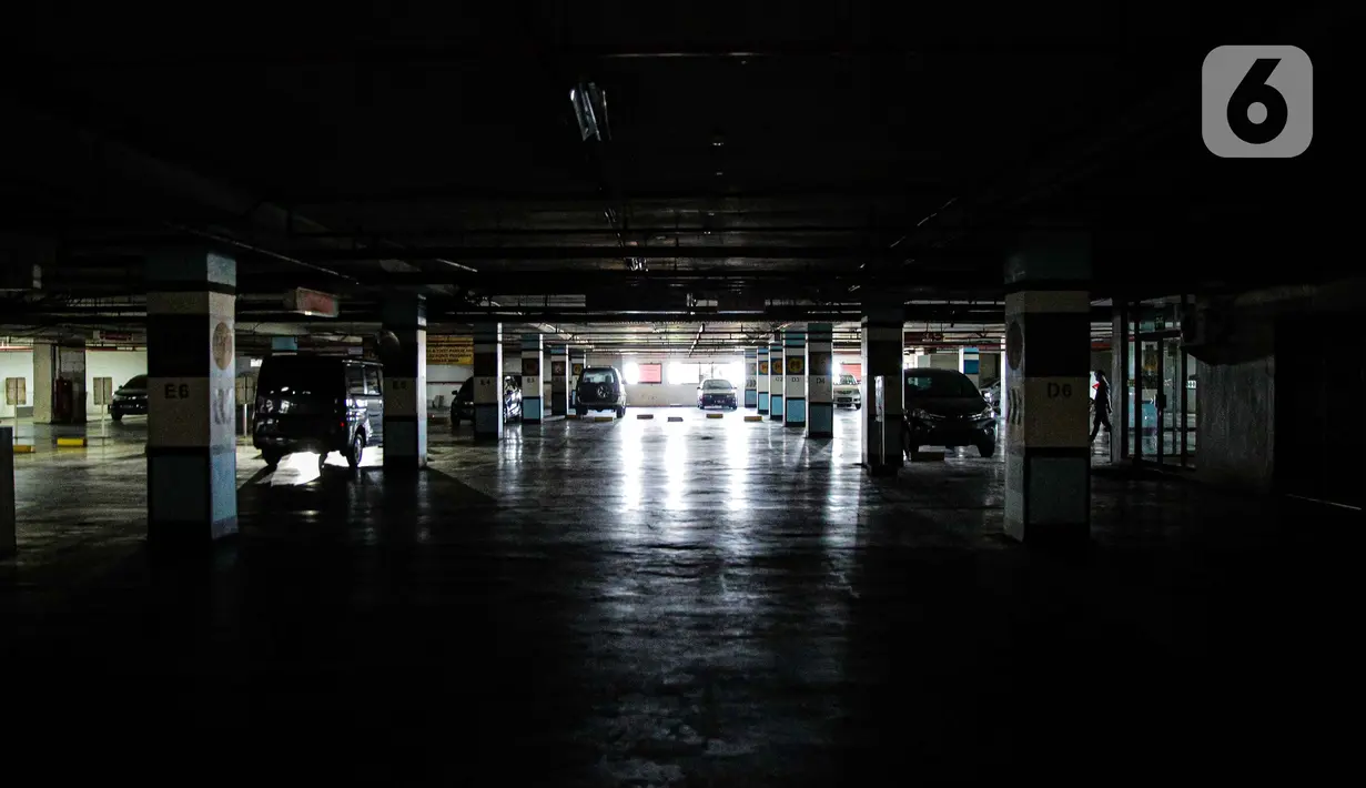 Suasana tempat parkir di Mall PGC Cililitan, Jakarta, Selasa (27/7/2021). Menurut keterangan pedagang, pemerintah harus memberikan perhatian kepada para pedagang dan pelaku UMKM di mal dan pusat perbelanjaan seiring diperpanjangnya PPKM Level 4. (Liputan6.com/Faizal Fanani)