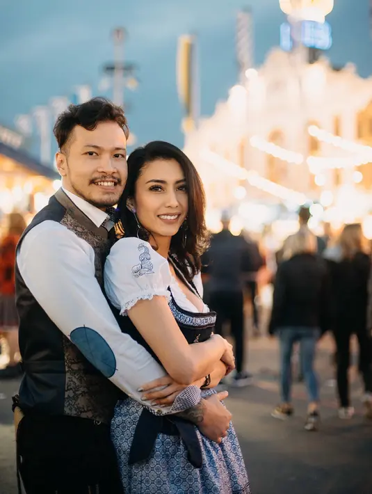 Tampaknya Tyas Mirasih sangat suka dengan musisi, lantaran mantannya kebanyakan musisi dan ia menikah dengan musisi. (foto: instagram.com/tyasmirasih)