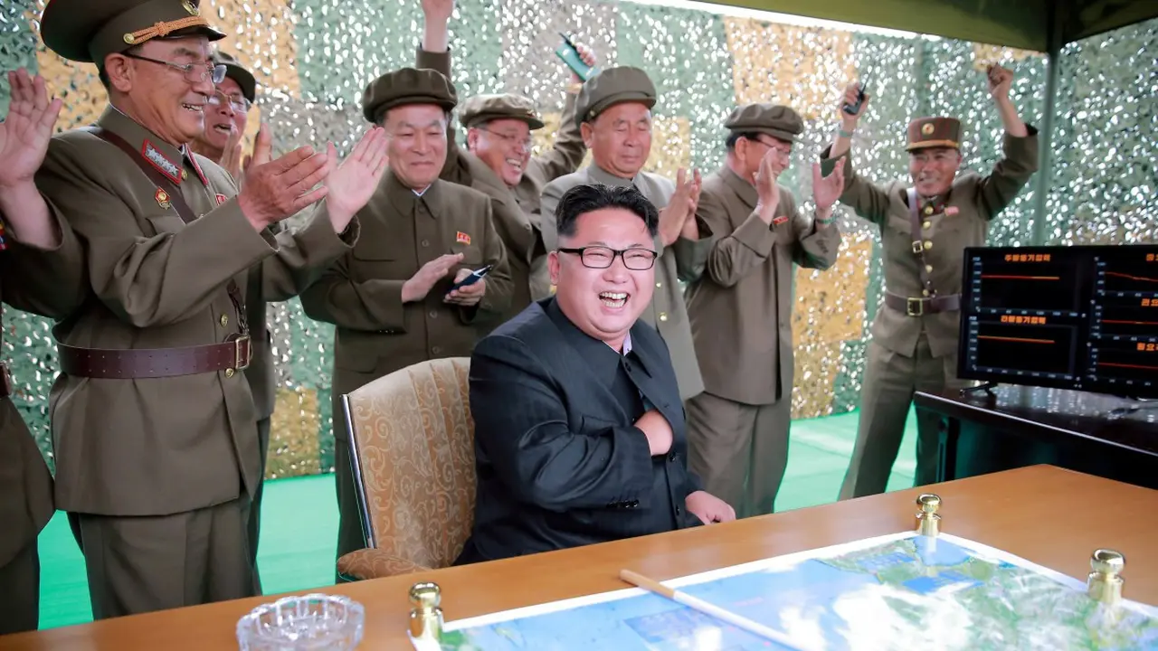 Kim Jong-un (tengah duduk) bersama Ri Pyong-chol (tengah belakang Kim Jong-un) dan Jang Chang-ra (paling kanan) (KCNA)