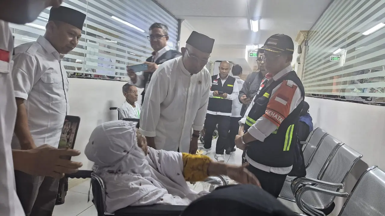 Menko PMK Muhadjir Effendy meninjau Klinik Kesehatan Haji Indonesia (KKHI) Madinah di Madinah, Sabtu (3/6/2023)