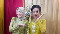 Beberapa waktu lalu, Afifah mengunggah potretnya saat menjalani syuting dengan scene pernikahan. Tampil dengan busana pengantin dengan busana bernuansa kuning, penampilannya ini menuai banyak sorotan. Menikah dengan Lavicky Nicholas yang memerankan karakter Ilham, cerita ini banyak dinantikan para penonton setia. (Liputan6.com/IG/@afifahifah23)