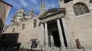 Foto yang diabadikan pada 22 September 2020 ini memperlihatkan ruang kosong di luar sebuah gereja di kota tua Toledo, Spanyol. Pariwisata di Toledo terdampak keras oleh pandemi COVID-19. (Xinhua/Meng Dingbo)