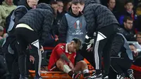 Lisandro Martinez mendapat cedera dalam laga Manchester United vs Sevilla pada leg pertama babak perempat final Liga Europa 2022/2023, Jumat (14/4/2023) dini hari WIB. (DARREN STAPLES / AFP)