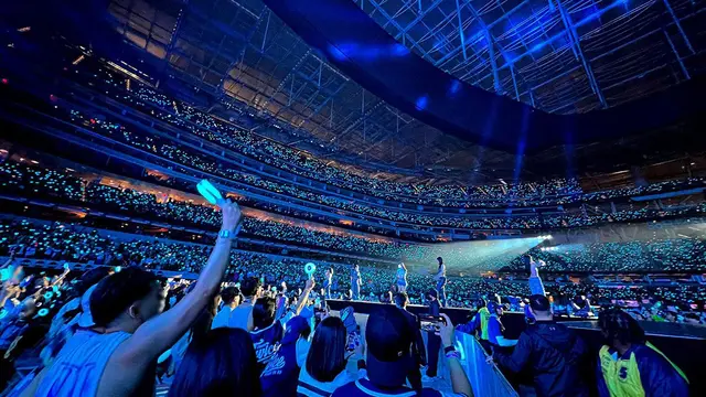 Semarak 50.000 penggemar TWICE saat nonton konser READY TO BE.