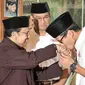 Sandiaga Uno mencium tangan Presiden ketiga RI, BJ Habibie, Jakarta, Kamis (26/1). Kunjungan Anies dan Sandi kepada Habibie untuk silaturahmi dan meminta doa restu. (Liputan6.com/Yoppy Renato)