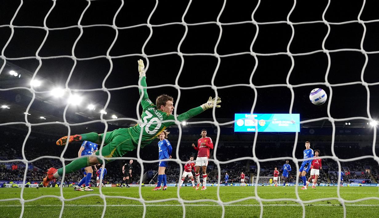 Bruno Fernandes tidak hanya menyumbang satu gol tapi juga memberikan dua assist untuk rekan-rekannya. (Martin Rickett/PA via AP)