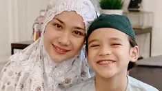 Bunga Citra Lestari memiliki buah hati bernama Noah Sinclair. Keduanya selalu terlihat kompak di berbagai momen. Seperti saat BCL dan Noah kompak dengan penampilan anggun. BCL dipuji kian menawan saat mengenakan hijab. (Liputan6.com/IG/@bclsinclair)