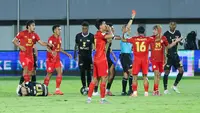 Pada menit ke-66, Phnom Penh Crown harus bermain dengan sepuluh pemain setelah Devit Yem mendaptkan kartu merah dari wasit Leow Hong Wei Clarence akibat melanggar Egy Maulana Vikri. (Bola.com/M Iqbal Ichsan)