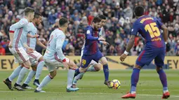 Gelandang Barcelona, Lionel Messi, berusaha melewati kepungan pemain Celta Vigo pada laga La Liga Spanyol di Stadion Camp Nou, Katalonia, Sabtu (2/12/2017). Kedua klub bermain imbang 2-2. (AFP/Pau Barrena)