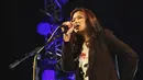 Aksi panggung Danilla Riyadi selama Prambanan Jazz Festival 2019 di Komplek Taman Wisata Candi Prambanan, Jumat (5/7/2019). (Fimela.com/Bambang E. Ros)