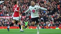 Pemain Bournemouth James Tavernier rayakan gol ke gawang Manchester United pada laga Liga Inggris di Old Trafford, Minggu (25/10/2026). (AFP/Darren Staples)