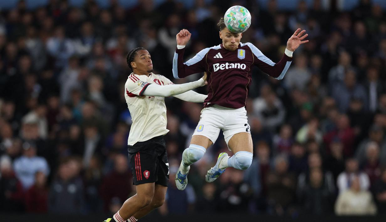 Pemain Liverpool (kiri) Rio Ngumoha mencoba mencoba menggangu pemain Aston Villa, Matty Cas (kanan) pada laga pekan 37 Premier League 2025/2026, Sabtu (16/5/2026) diini hari WIB. (AFP/Darren Staples)