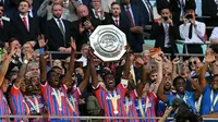 Skuad Crystal Palace merayakan sukses jadi juara Community Shield 2025. (Glyn KIRK / AFP)