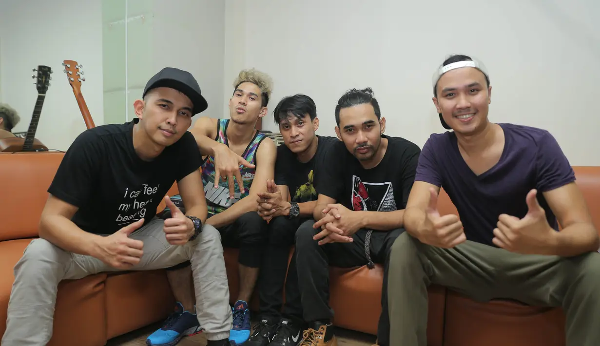 "Konser 'Decadance', ya kita ngedance. Intinya pengen kasih energi yang beda, 10 tahun kita tetap fun. Konsepnya ngedance, musiknya juga ngedance dan kita bikin koreografinya," sambung Naga, vokalis Lyla. (Andy Masela/Bintang.com)(Andy Masela/Bintang.com)