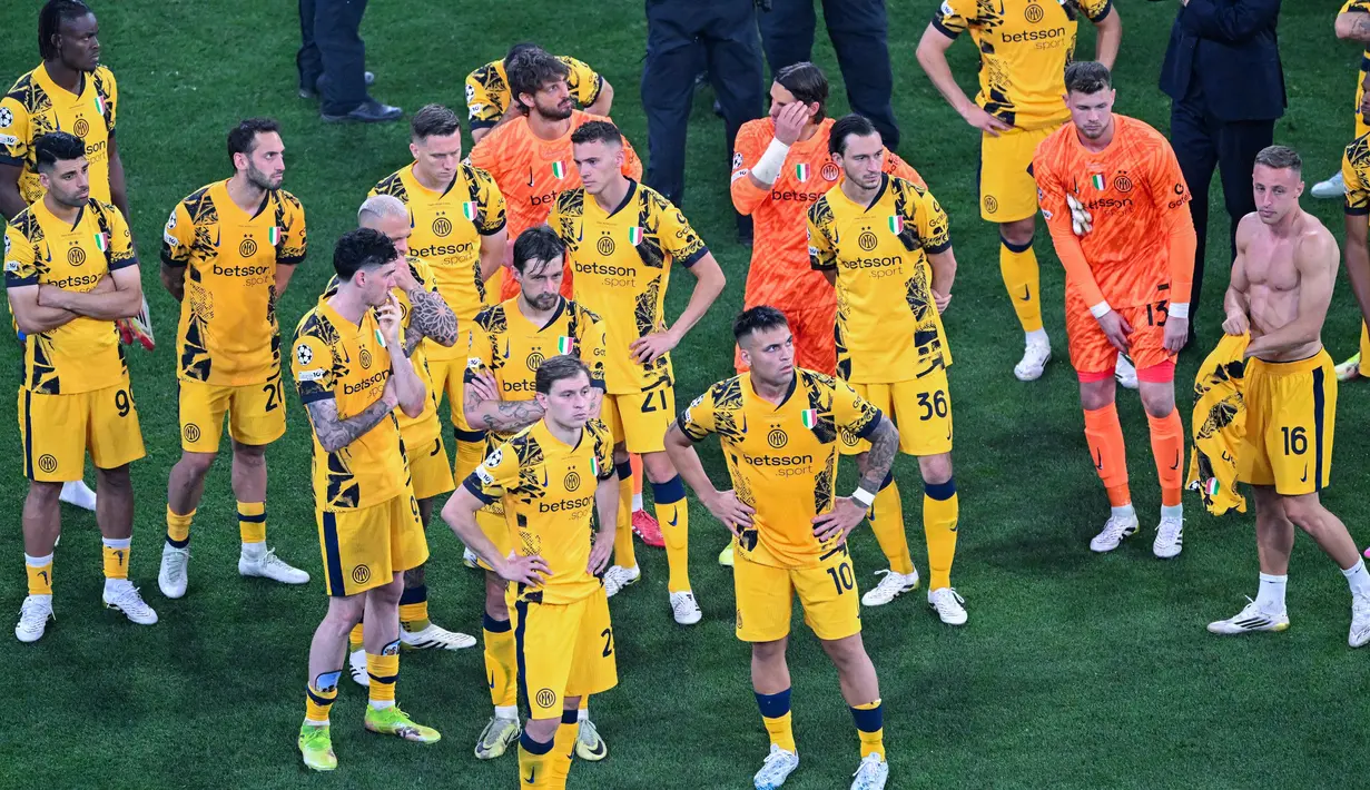 Para pemain Inter Milan tampak kecewa setelah gagal meraih trofi Liga champions 2024/2025 di Stadion Allianz Arena, Minggu (01/06/2025) dini hari WIB. Nerazzurri takluk lima gol tanpa balas dari PSG. (AFP/Kirill Kudryavtsev)