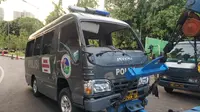 Minibus polisi dirusak massa pendemo yang tolak Omnibus Law. (Ady Anuggrahadi/Liputan6.com).