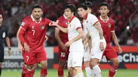 Pemain Timnas Indonesia, Saddil Ramdani (kiri) dikawal pemain Vietnam, Nguyen Tuan Anh dalam laga leg pertama babak semifinal Piala AFF 2022 di Stadion Utama Gelora Bung Karno (SUGBK), Jumat (6/1/2023) sore WIB. (Bola.com/Abdul Aziz)
