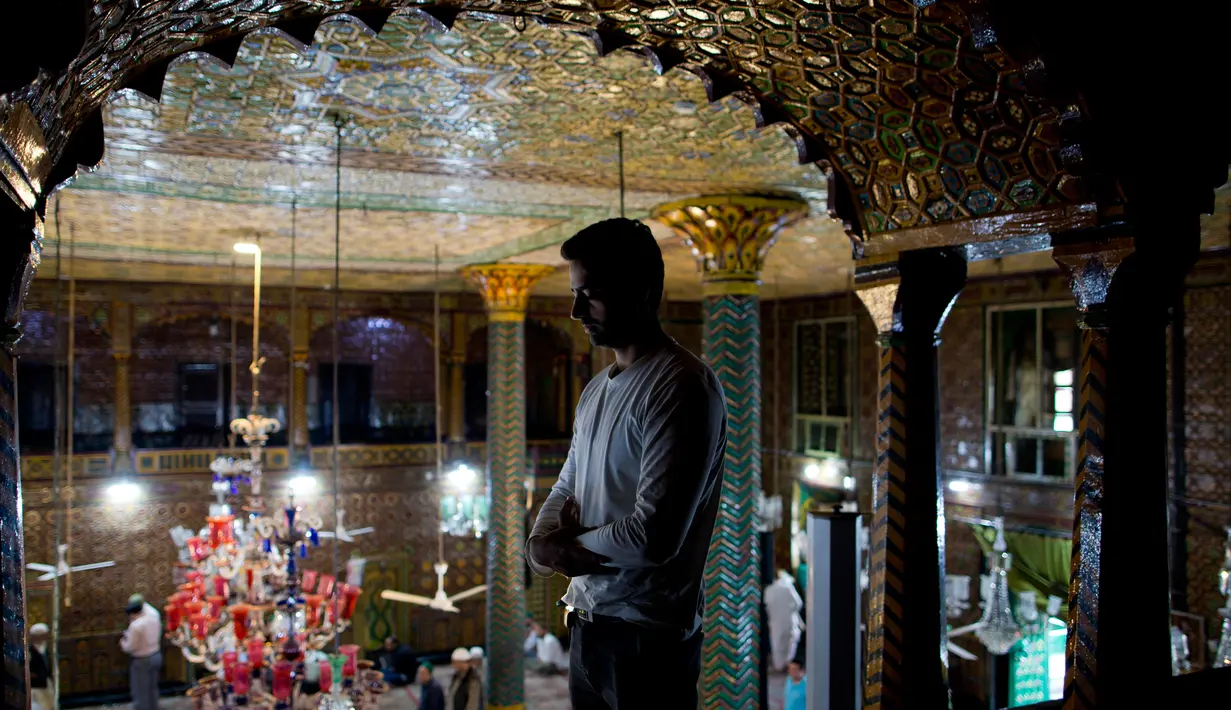 Pria Kashmir melaksanakan salat saat bulan ramadan di salah satu masjid tertua, Masjid Shah-e-Hamdan, di Srinagar, Kashmir yang dikuasai India, 9 Mei 2019. Umat Islam di seluruh dunia sedang menjalankan puasa Ramadan dengan menahan lapar, haus, dan hawa nafsu mulai fajar hingga senja. (AP/Dar Yasin)
