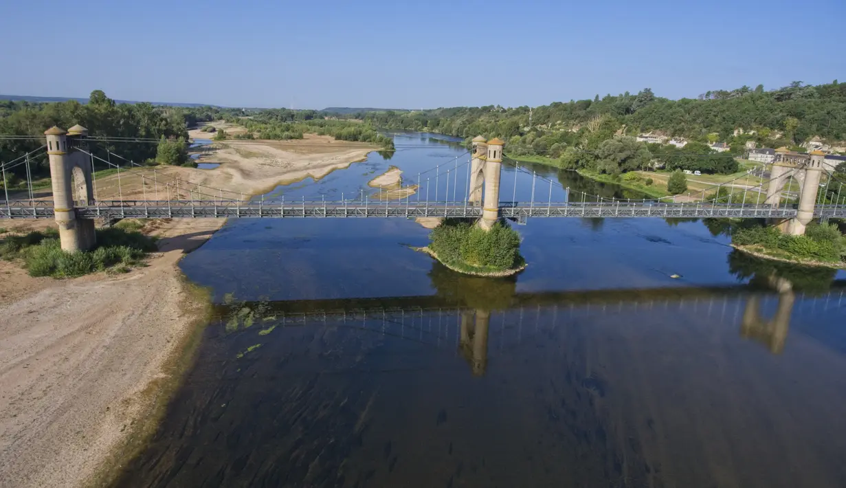 Sungai terpanjang di Prancis itu mengering sejak musim dingin. (AFP/GUILLAUME SOUVANT)