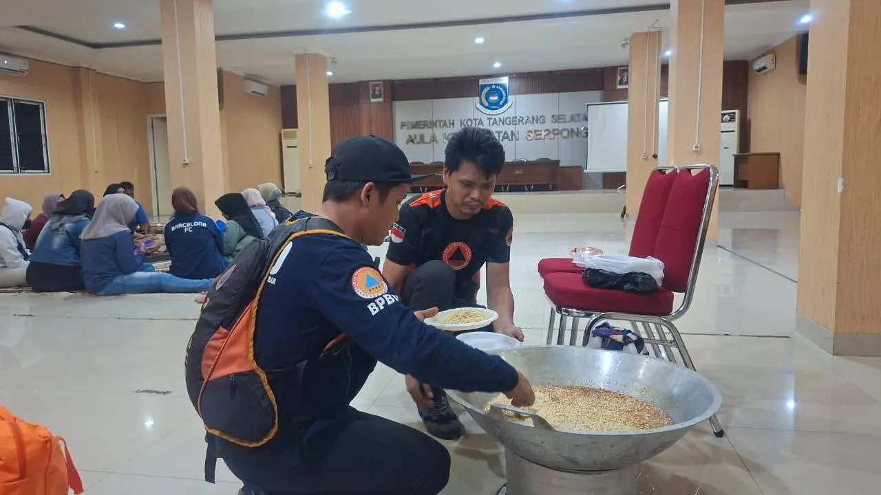 Badan Penanggulangan Bencana Daerah (BPBD) Tangerang Selatan (Tangsel), membuka dapur umum di halaman kantor Kecamatan Serpong.