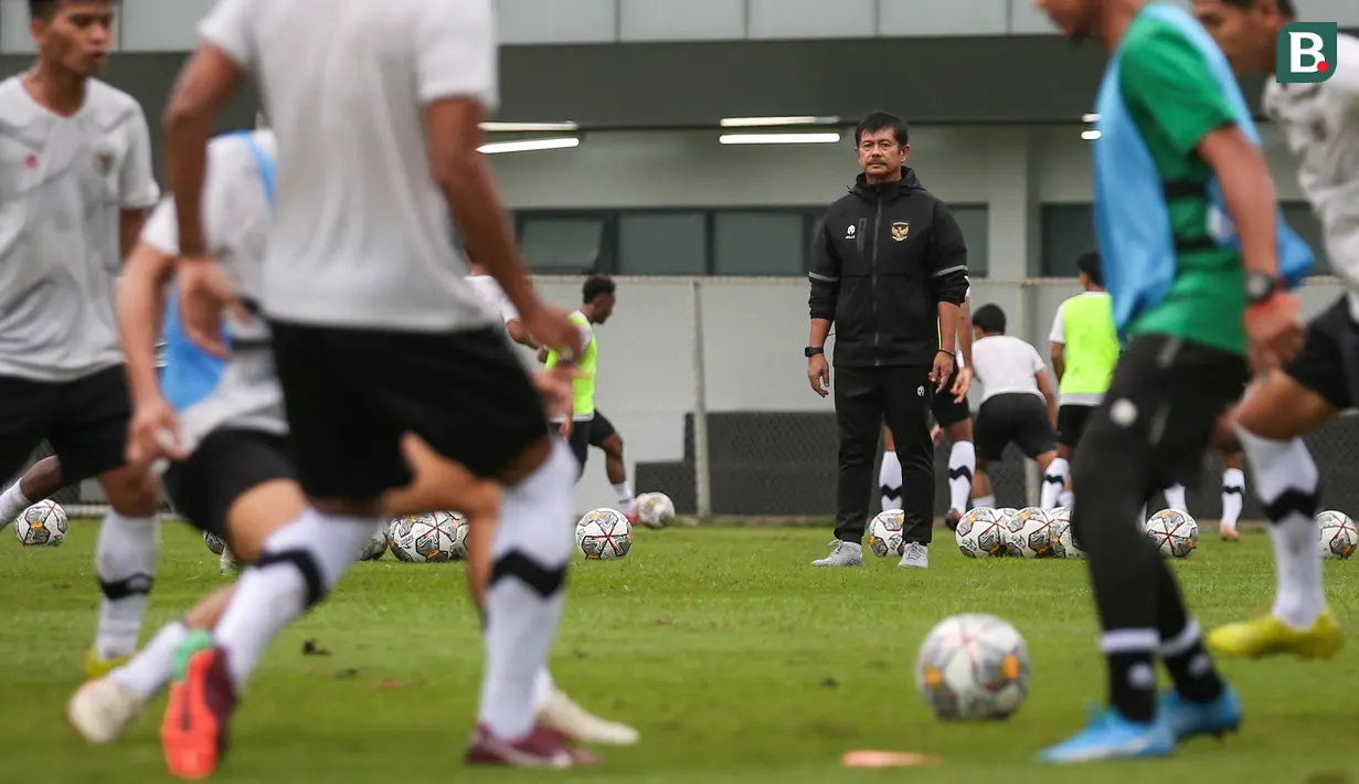 <p>Pelatih Timnas Indonesia U-22, Indra Sjafri&nbsp;memantau&nbsp;pemusatan latihan untuk SEA Games 2023 yang berlangsung di Lapangan A, Kompleks Stadion Utama Gelora Bung Karno (SUGBK), Kamis (02/03/2023). Pemusatan latihan ini akan berlangsung dari tanggal 1-16 Maret 2023. (Bola.com/Bagaskara Lazuardi)</p>
