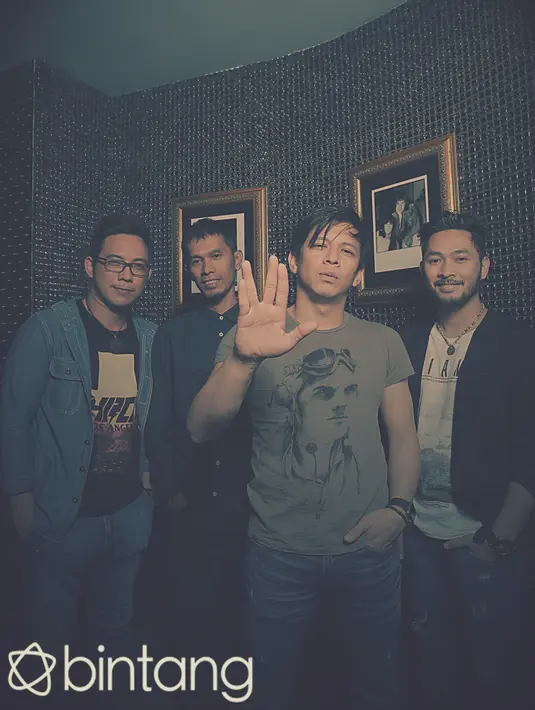 Kendala teknis tak bisa dihindari grup band kenamaan ini ketika menggelar konser di Amerika. Mereka mengalami keterbatasan alat karena sangat kesulitan jika membawa semua barang-barang mereka yang ada di sini. (Galih W. Satria/Bintang.com)