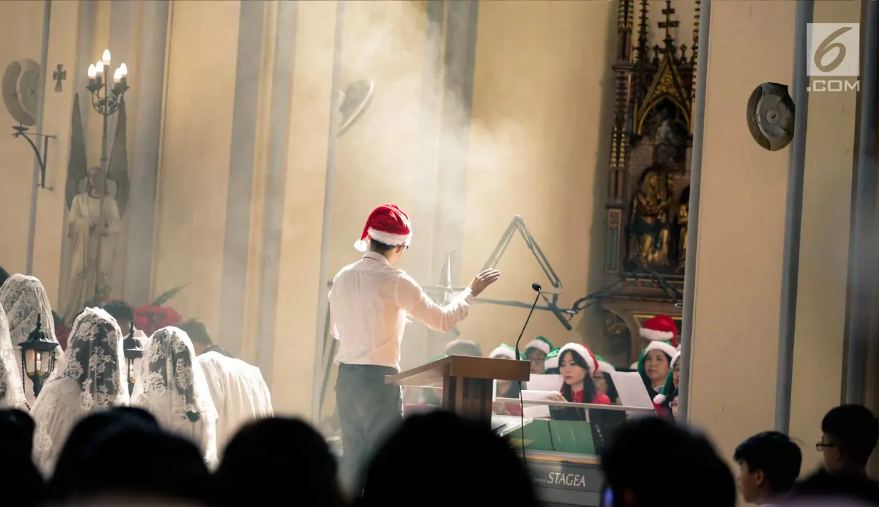 Umat Kristen Katolik mengikuti prosesi Misa Pontifikal Natal di Gereja Katedral, Jakarta, Senin (25/12). Misa pontifikal merupakan misa paling ramai dihadiri jemaat, dan dipimpin langsung Uskup Agung Jakarta Ignasius Suharyo. (Liputan6.com/Faizal Fanani)